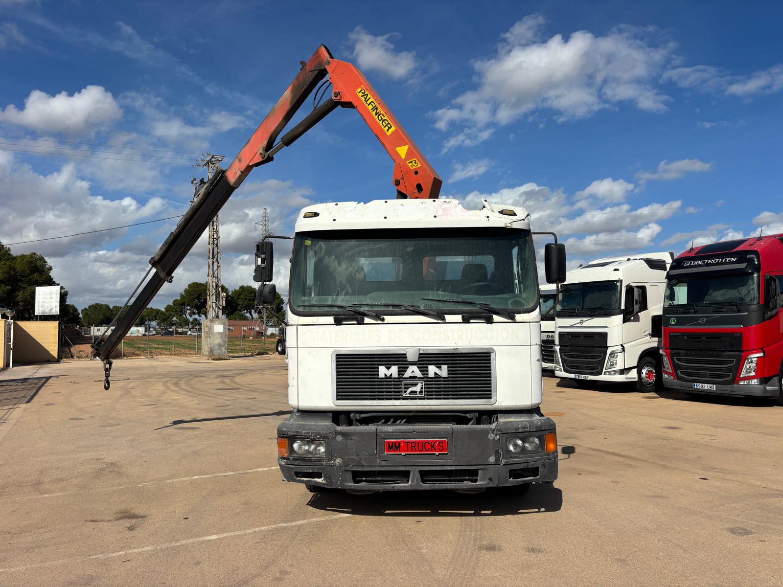 
								Camión caja abierta MAN F2000 19.403 6×2 Diesel Euro 2 grúa usado full									