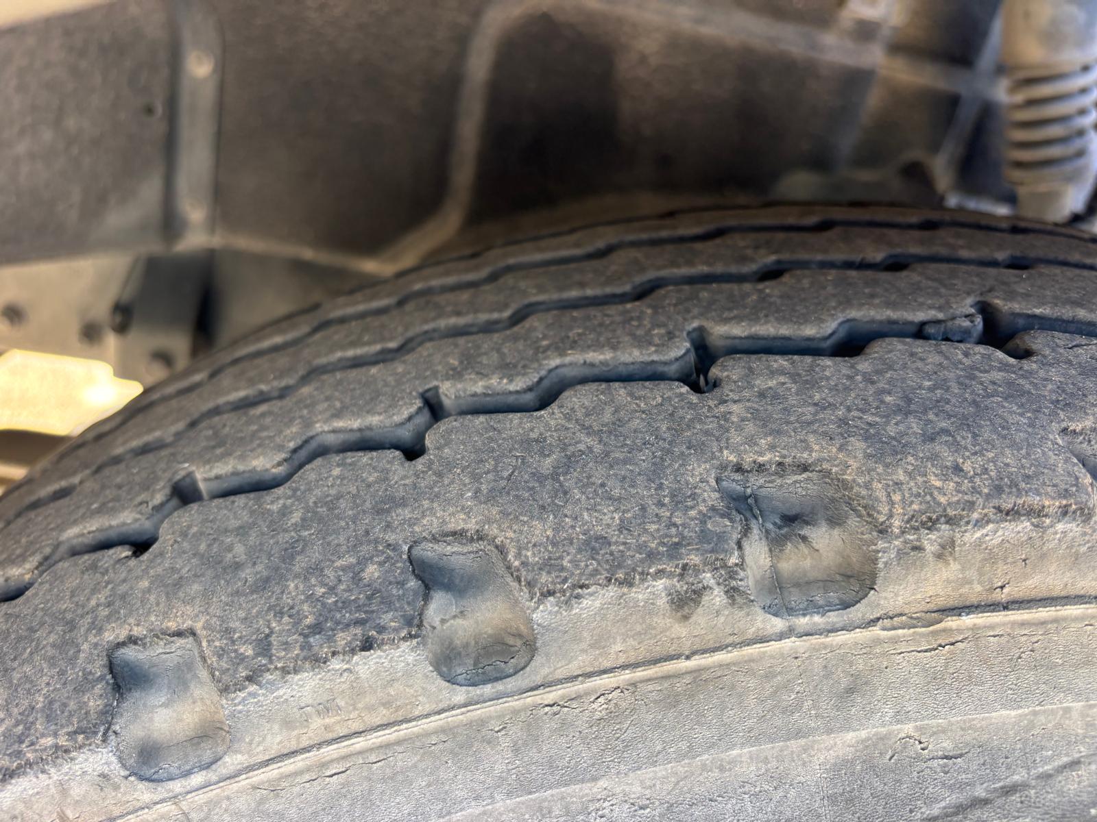 
								Camión caja abierta MAN F2000 19.403 6×2 Diesel Euro 2 grúa usado full									