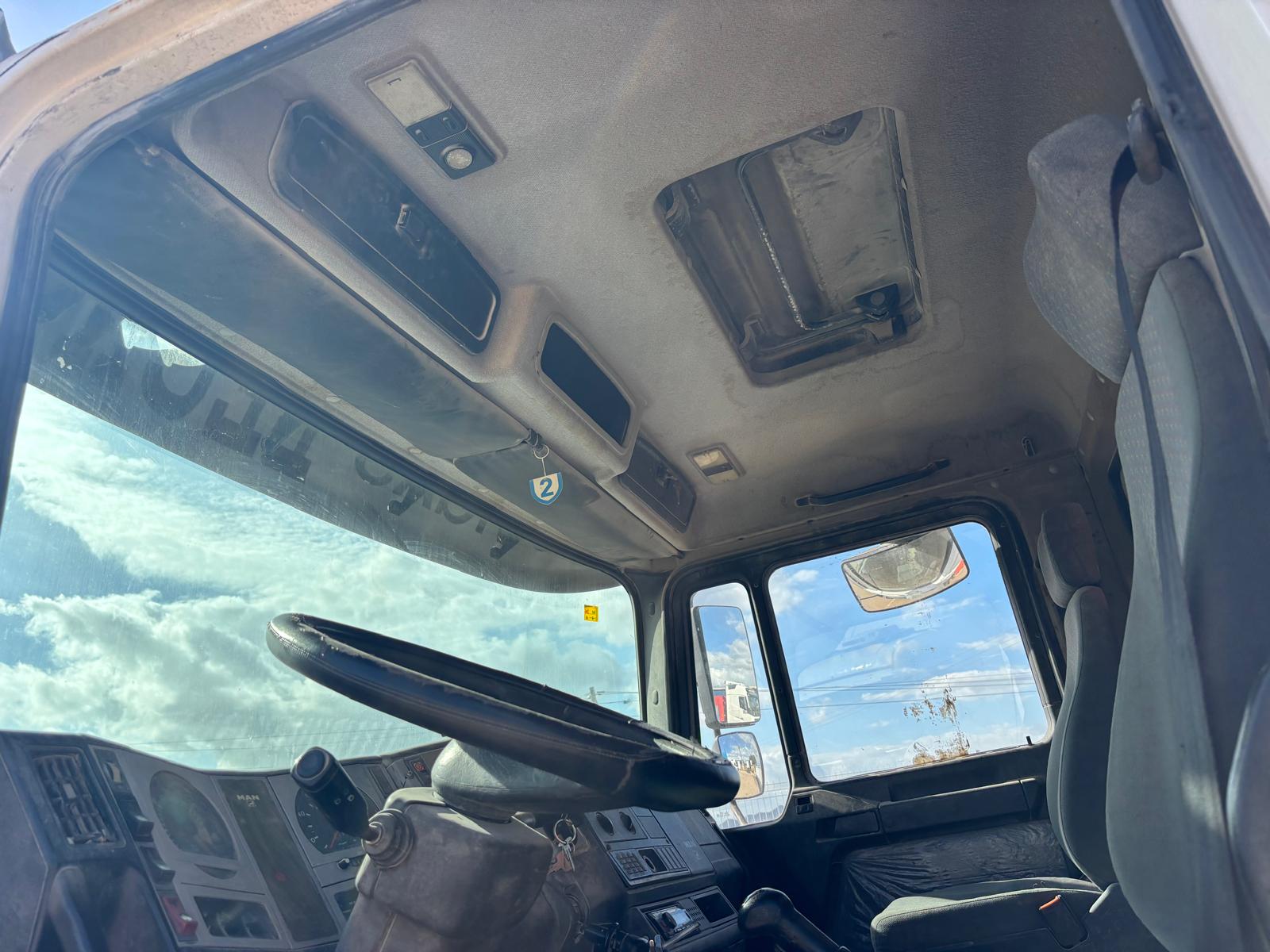 
								Camión caja abierta MAN F2000 19.403 6×2 Diesel Euro 2 grúa usado full									