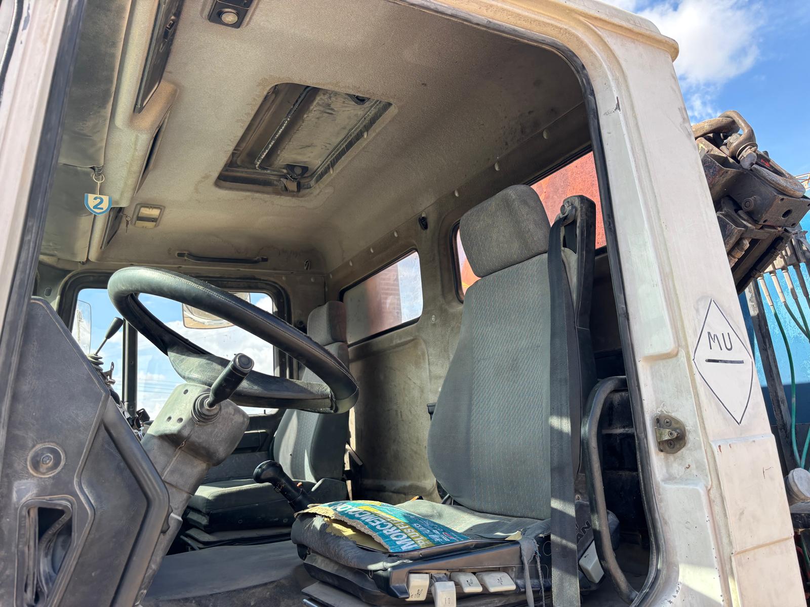 
								Camión caja abierta MAN F2000 19.403 6×2 Diesel Euro 2 grúa usado full									